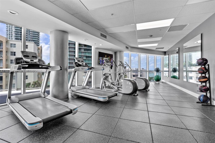 Building Photo - 480 NE 30th St