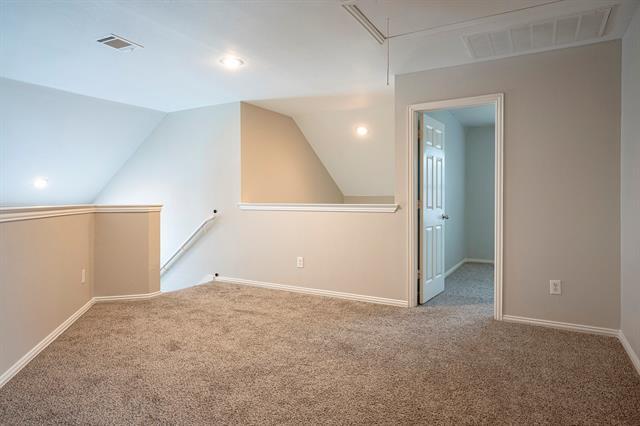 Building Photo - 9902 Maple Dr