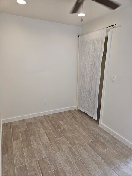 Building Photo - 2118 W 57th St