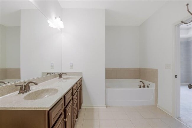 Building Photo - 3382 Vintage Cir SE