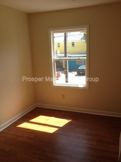 Building Photo - 122 Drake St