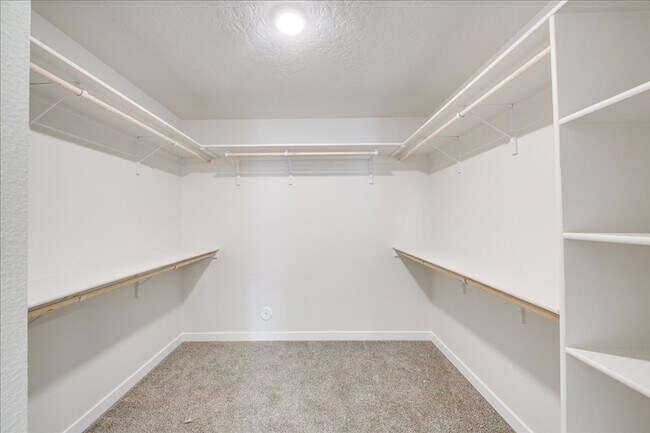 Building Photo - Beautiful 5 Bedroom Home in Nampa, Great Location!