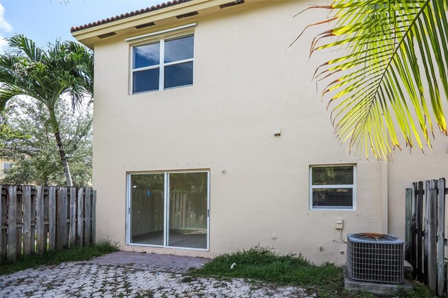 Building Photo - 2412 NE 41st Pl