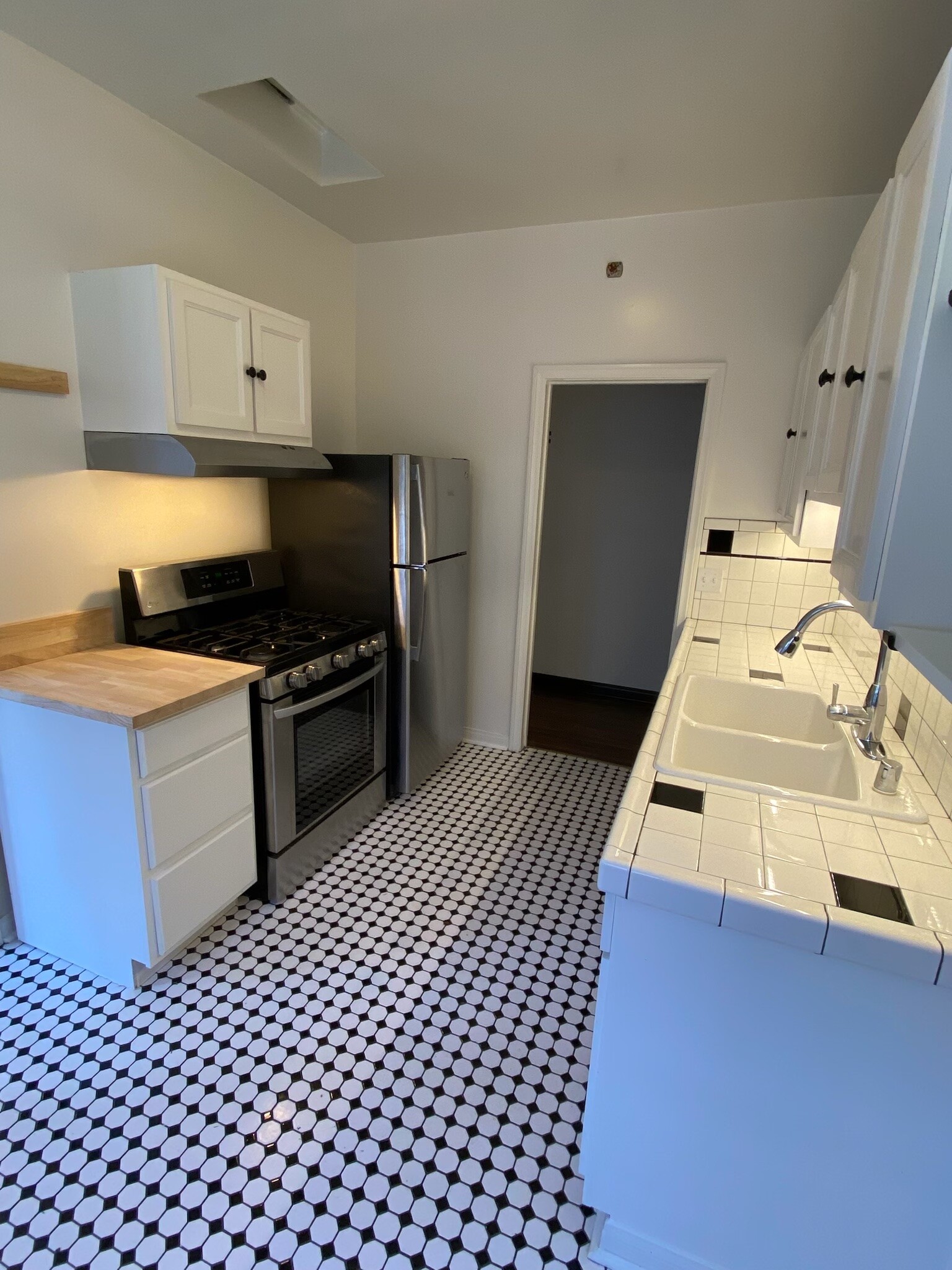 KITCHEN - 2570 N Beachwood Dr
