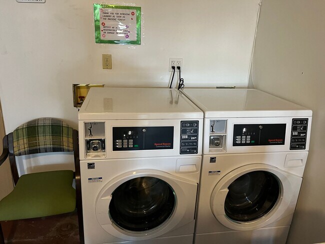 Building Photo - 614 6th St