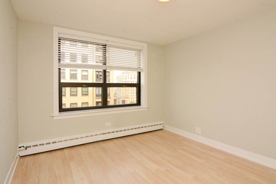 Building Photo - 450 W Wellington Ave