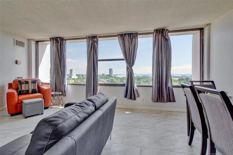 Building Photo - 410 W 7th St #1521