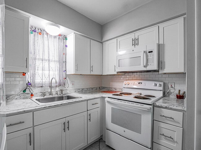 Building Photo - 677 Royal Palm Blvd
