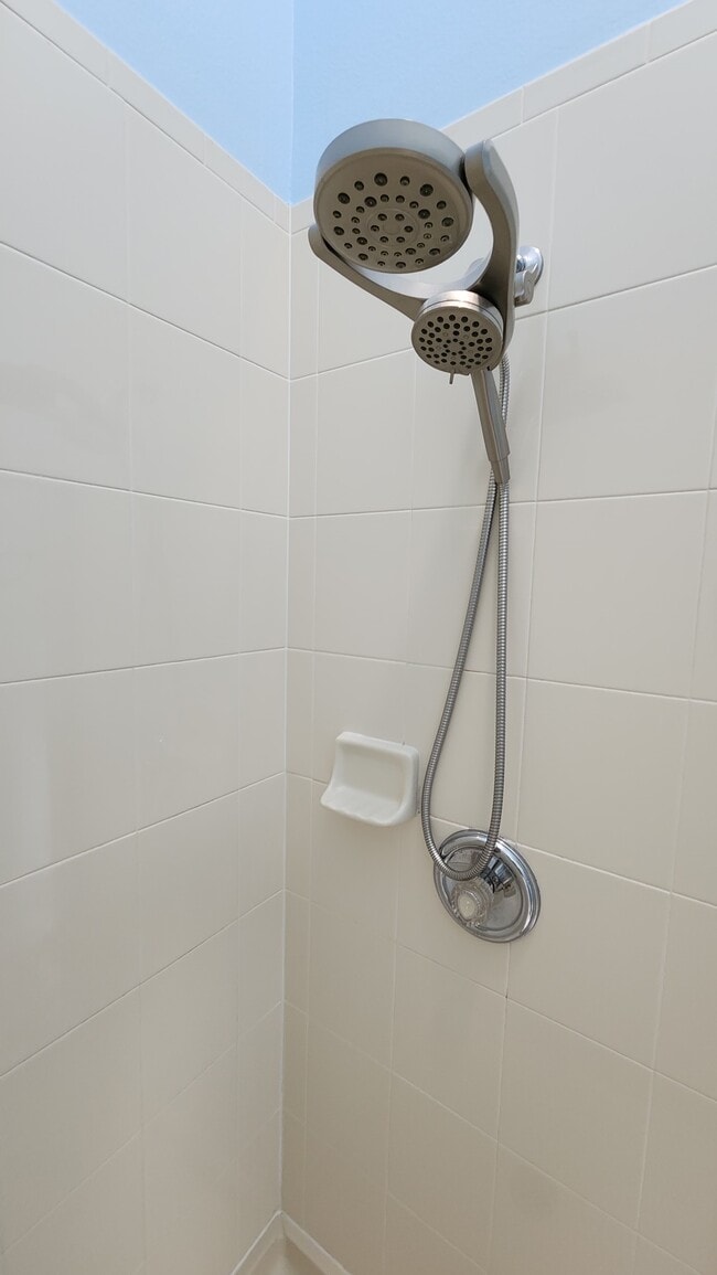 Building Photo - 3013 Pointeview Dr