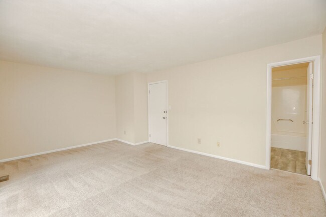 Building Photo - Spacious Townhome Move in Ready!!