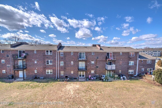 Building Photo - 250B Sawmill Rd