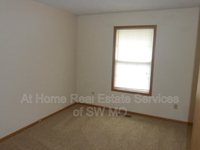 Building Photo - 807 Foxx Dr