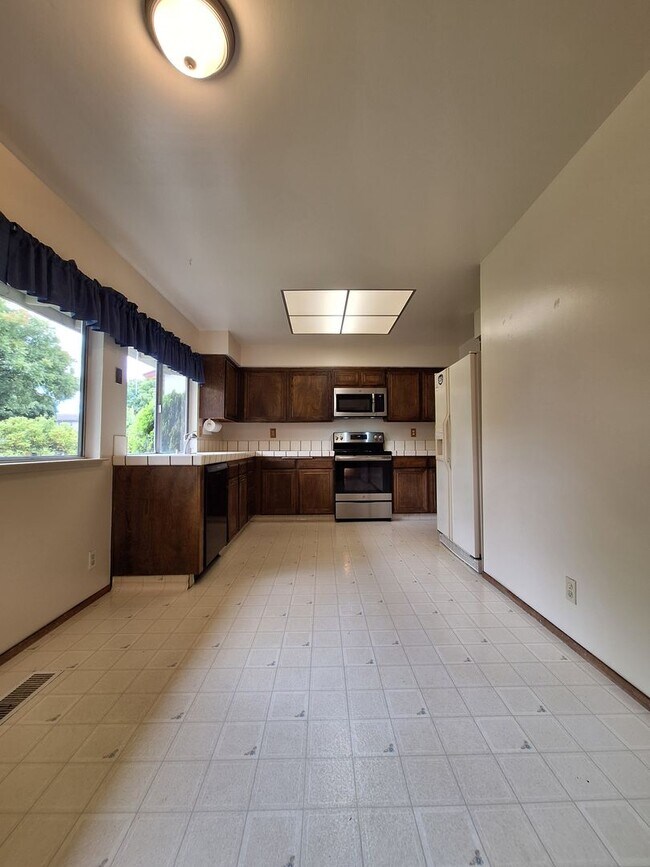 Building Photo - Spacious 4bd Tri-Level Home w/Central Heat...
