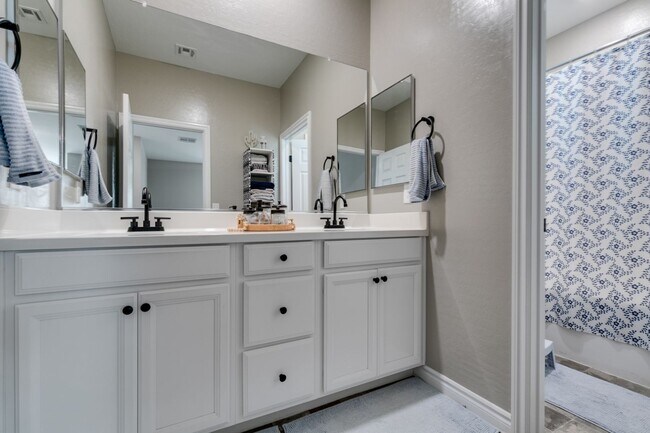 Building Photo - Gated, 4bed + loft with Bedroom and Full bathroom downstairs. Skye Canyon