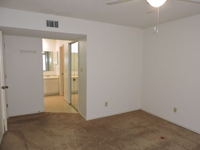 Building Photo - Convenient to schools, beaches, & shopping