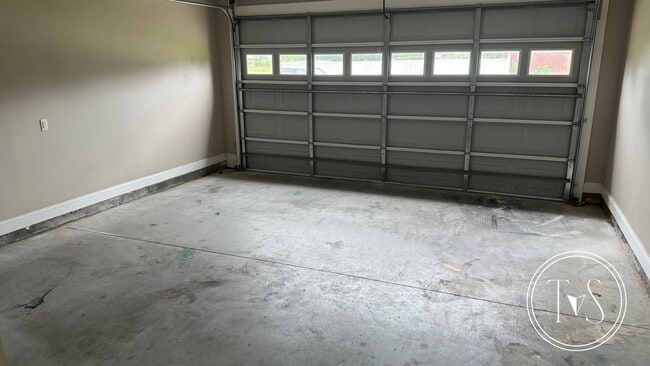 Building Photo - 709 English Oak Dr