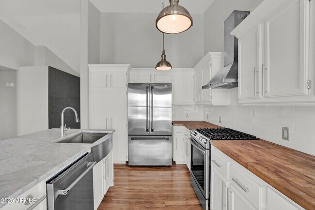 Building Photo - 8406 W Dahlia Dr