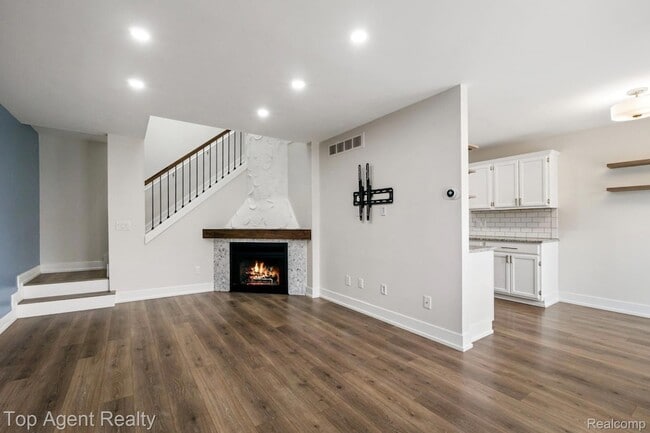 Building Photo - 38887 Country Cir