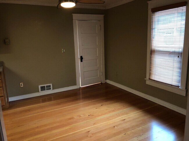 Building Photo - 803