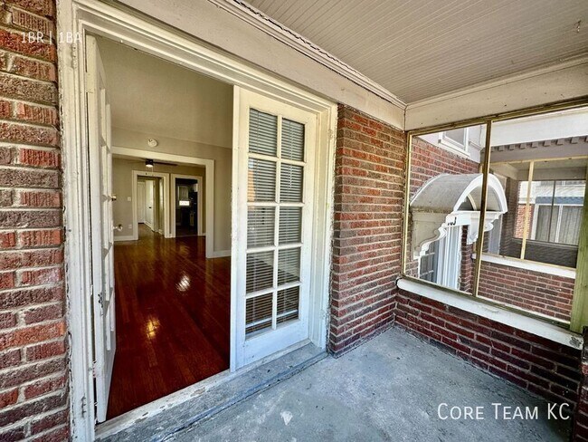 Building Photo - 103 W 51st St