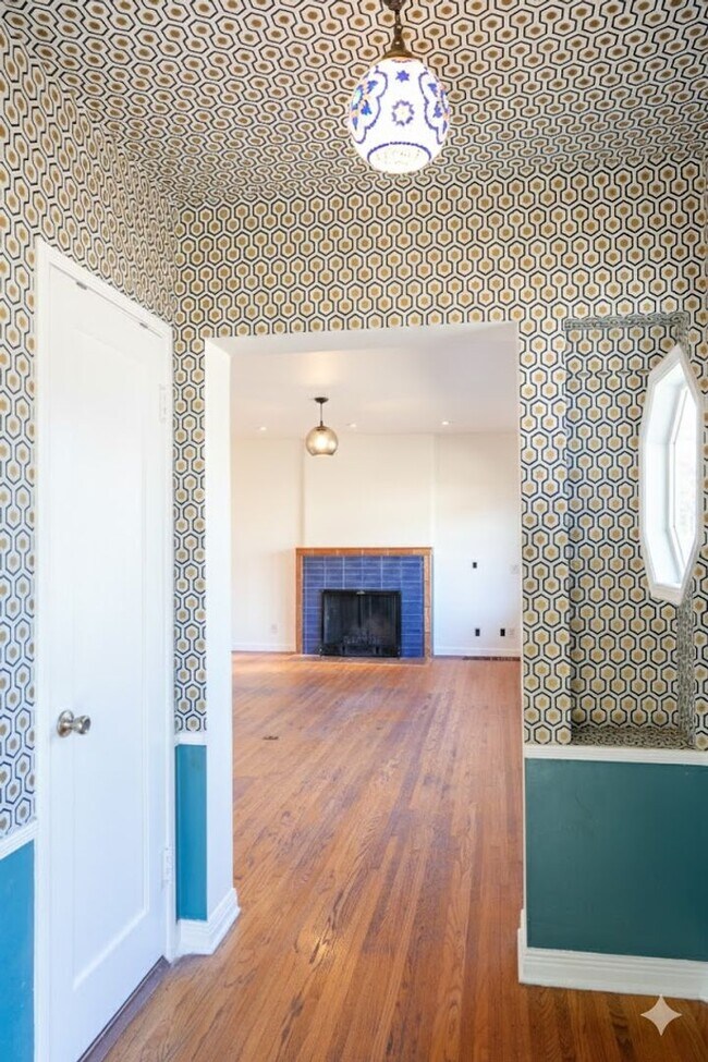 Building Photo - Vibrant 2b2b Franklin Hills / Los Feliz Home - Huge Private Grass  Yard - Central HVAC