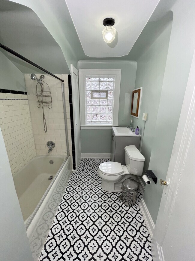 2nd Floor Bathroom - 2842 Ewald Cir