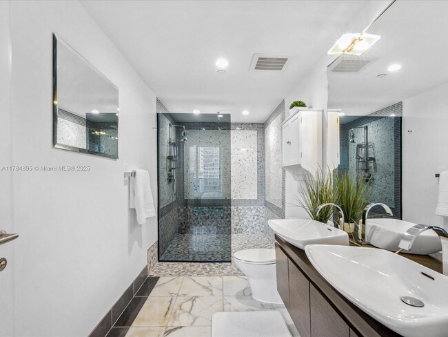 Building Photo - 200 Biscayne Blvd Way