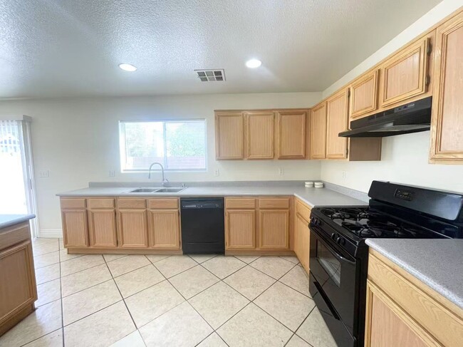 Building Photo - Beautiful two-story single-family house
