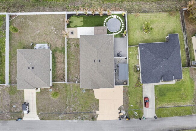 Building Photo - 681 SW Millard Dr