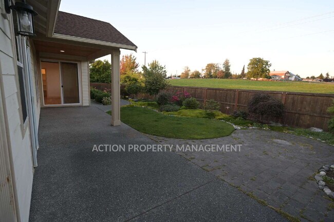 Building Photo - Beautiful custom-built 3 bed, 1 office, 2 bath, 2 car garage in Sequim