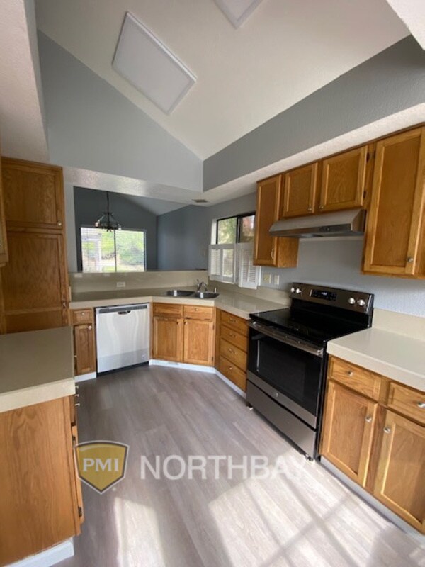 Building Photo - 2568 Vista Grande