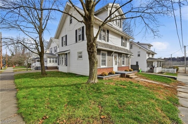 Building Photo - 437 Erie St