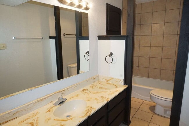 Building Photo - Spacious 2-Bed, 2-Bath Duplex!