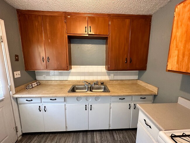 Building Photo - Move in special: 2 Bed 1 Bath in MWC