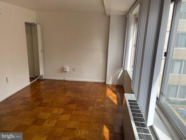 Building Photo - 922 24th St NW
