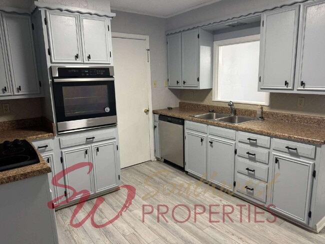 Building Photo - Well-Maintained 3 Bed / 2 Bath in Quiet Neighborhood