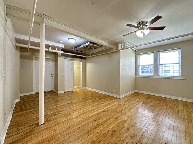 Building Photo - 4824 W Addison St