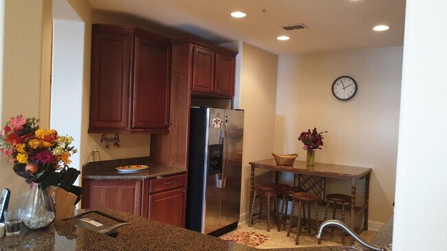 Building Photo - Stunning 3 bedroom top floor in Toscana FULLY FURNISHED