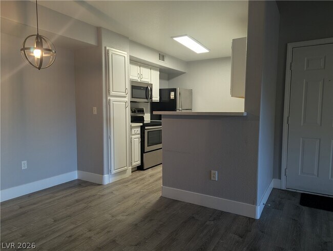 Building Photo - 555 E Silverado Ranch Blvd