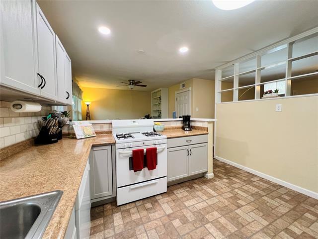 Building Photo - 310 W 15th St