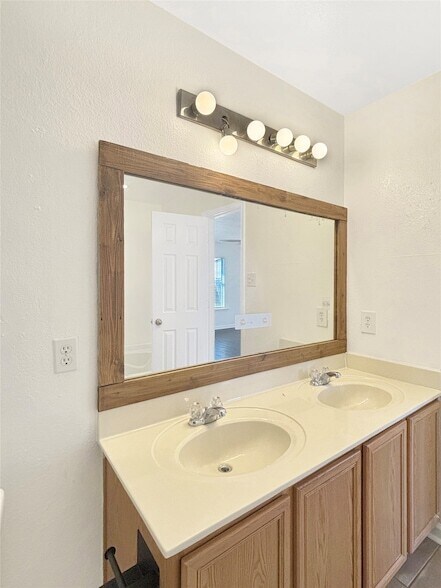 Building Photo - 1217 Caroline Dr