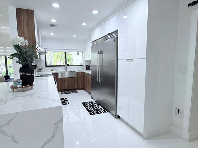 Building Photo - 9495 Dominican Dr