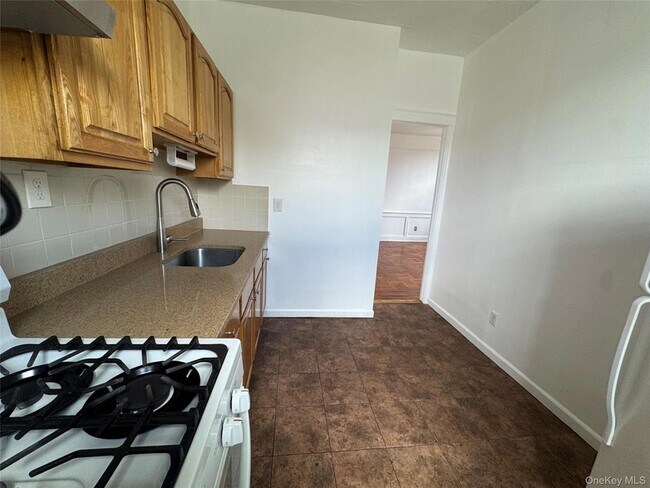 Building Photo - 7438 Jamaica Avenue Unit 2