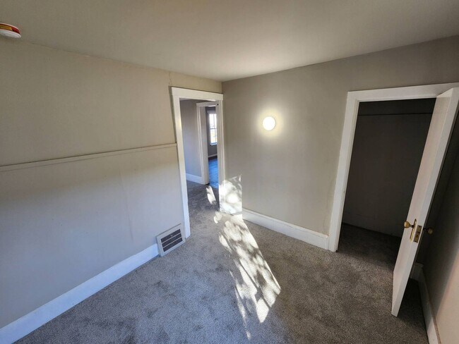 Building Photo - Charming 4-Bedroom Property in Prime Location