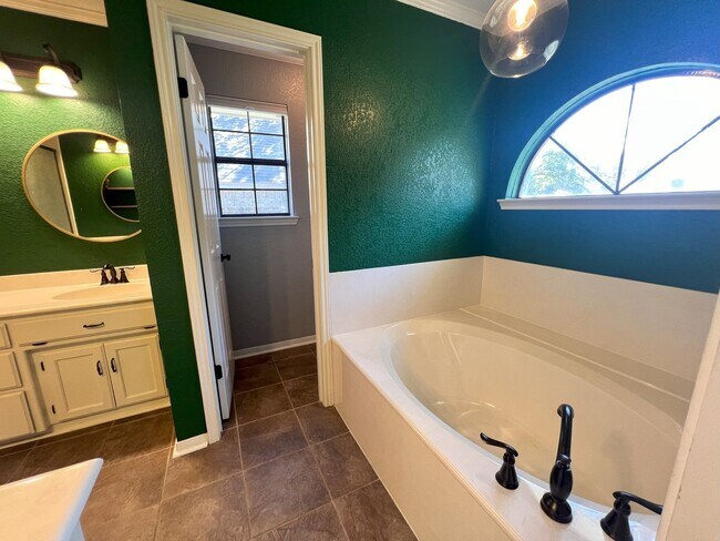 Building Photo - Gorgeous Craftsman home in well establishe...