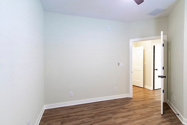 Building Photo - RnR Duplex SoBro