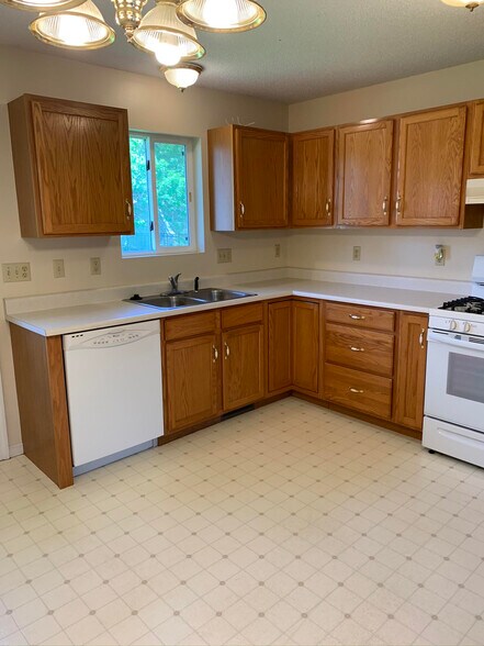 Building Photo - 1002 Quarry Ave SW