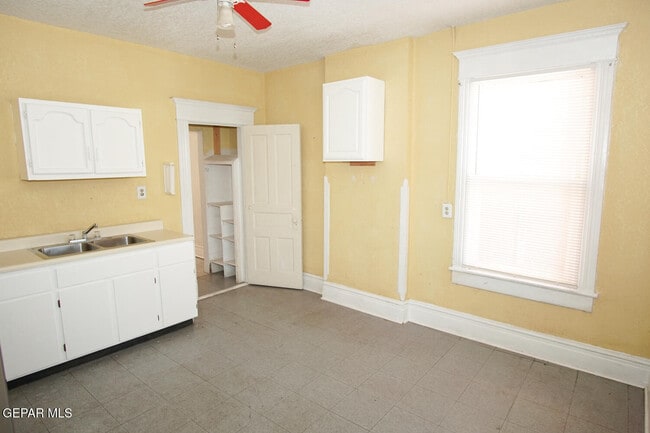 Building Photo - 219 W Rio Grande Ave