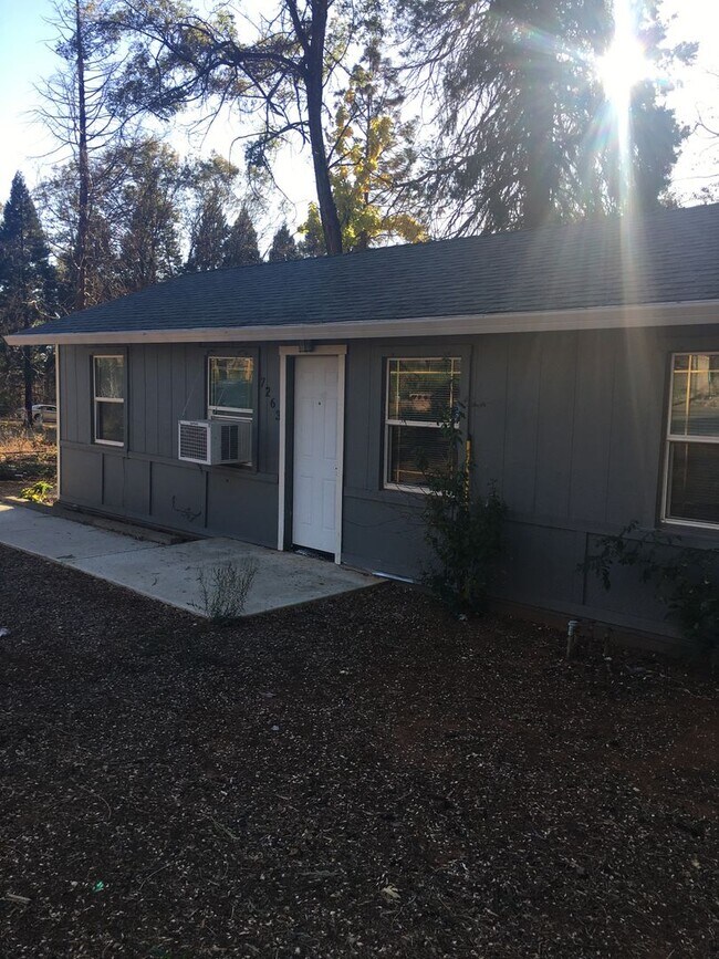 Building Photo - Paradise Cozy 2 bed one bath off of upper ...