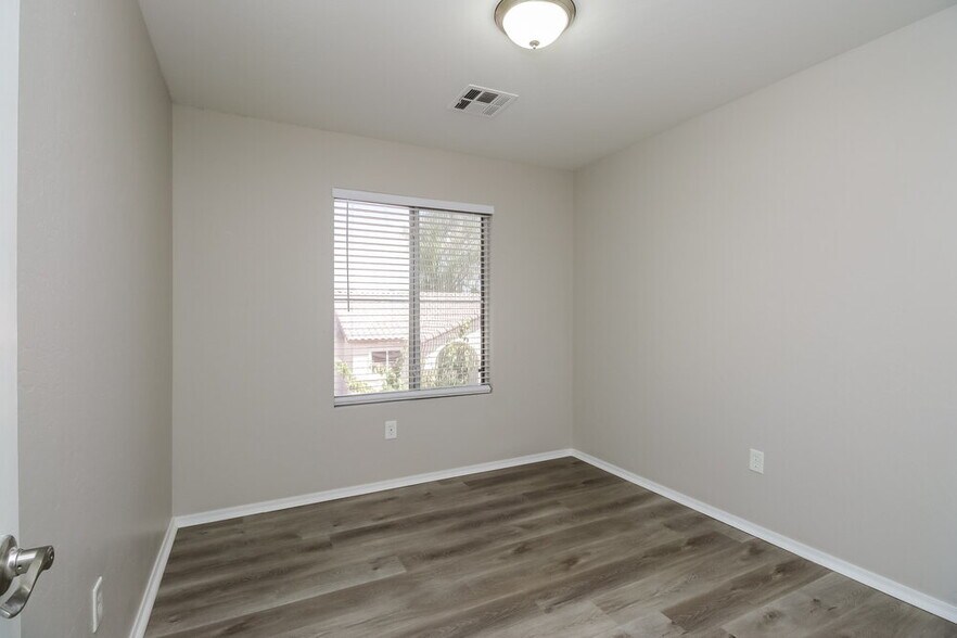 Building Photo - 668 E Colt Ct